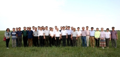 张亚平一行在草牧业项目天然草地改良示范区与科研人员合影